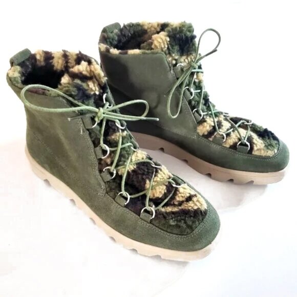 NWOT Bernardo Dana Green Suede Bootie with Camo Fleece Size 7.5 - Picture 1 of 7